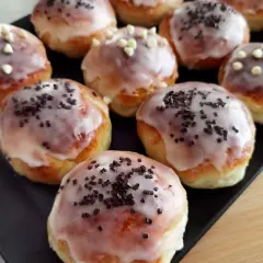 Pyszne, domowe pączki z lukrem i posypką czekoladową lub białymi perełkami. Idealne na tłusty czwartek, by poczuć się fit!