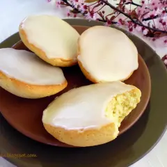 Amerykany przepis na ciasteczka oblane lukrem. Jeden kęs zdradza ich puszyste wnętrze.