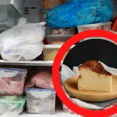 Kawałek pysznego sernika na talerzyku, otoczony przez zamrożone jedzenie w zamrażarce. Czy sernik można zamrozić? Tak, i wygląda pysznie!