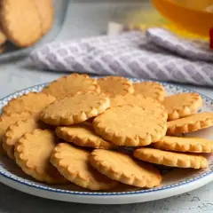 Stosik pysznych, szybkich kruchych ciasteczek na talerzu. Idealne do kawy lub herbaty.
