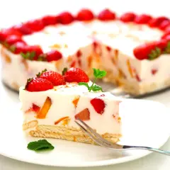 Przepis na śmietanowiec ze śmietany 30. Pyszny deser z owocami, udekorowany truskawkami i miętą.