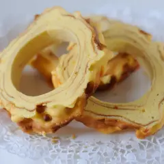 Sękacz ciasto, pyszne, warstwowe, z rumianymi brzegami, ułożone na białej serwetce.