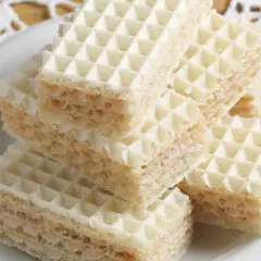 Stos puszystych wafli przełożonych kremem, gotowych do jedzenia. Ta masa do wafli wygląda pysznie!