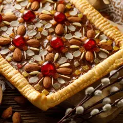 Przepis na bardzo dobry mazurek wielkanocny. Słodki, migdałowy przysmak z bakaliami i kandyzowanymi wiśniami.