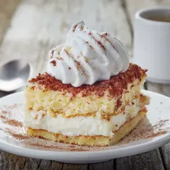 Sernik z mascarpone, który uratowałam, wygląda pysznie. Krem jest idealny, a deser posypany kakao.