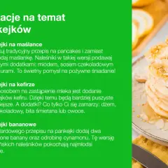 Prosty przepis na pankejki: bananowe, na maślance lub kefirze. Na talerzu stos puszystych pankejków z bananami i miodem.