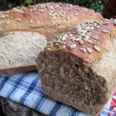 Domowy chleb pełnoziarnisty z pestkami słonecznika, idealny na śniadanie. Przepis na pyszny, pachnący bochenek.