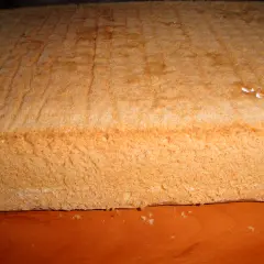 Puszysty biszkopt na dużą blachę, idealny do tortów. Przepis na puszysty biszkopt na dużą blachę.