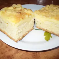Puszyste i wilgotne ciasto drożdżowe z kruszonką, idealne na deser. Ten przepis na ciasto drożdżowe zachwyci każdego.
