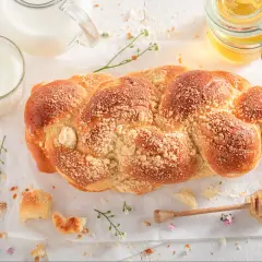Pyszna chałka drożdżowa, przepis doskonały. Złocista, posypana kruszonką, obok mleko i miód. Idealna na śniadanie.