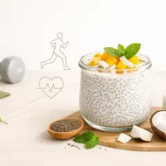 Zdrowy deser z chia z mlekiem kokosowym, ozdobiony mango i miętą. Obok leżą hantle i mata do ćwiczeń, symbolizujące aktywny tryb życia.
