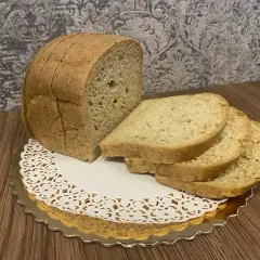 Kromka pysznego, domowego pieczywa niskowęglowodanowego, idealna na śniadanie.