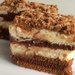 Szybkie ciasto z serkiem mascarpone, z warstwami czekolady i kruszonką. Idealne na deser.