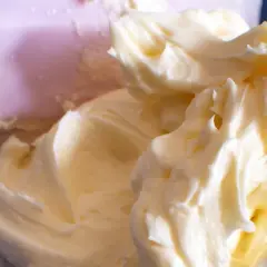 Puszysty, prosty krem z mascarpone bez śmietany, idealny do deserów. Widać różową łopatkę do mieszania.