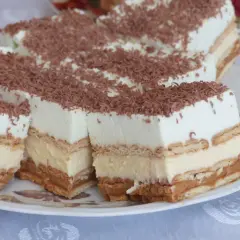 Pyszne, tanie ciasto bez pieczenia z herbatnikami, kremem i polewą czekoladową. Idealne na deser!
