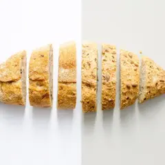 Pokrojony chleb z ziarnami, idealny do pieczenia w odpowiedniej temperaturze.