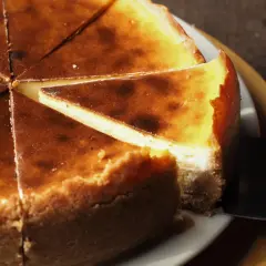 Sernik pęka, bo piecze się za szybko lub za gorąco. Ten wygląda idealnie, choć lekko przypieczony wierzch sugeruje, że mogło być inaczej.