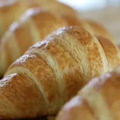 Złociste, chrupiące rogaliki z ciasta francuskiego, idealne na śniadanie. Ile piec ciasto francuskie? Krótko, by było idealne!