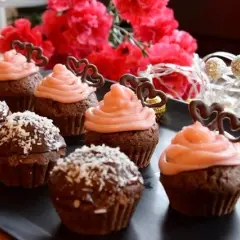 Jak udekorować muffinki czekoladowe? Przepisy i triki eksperta