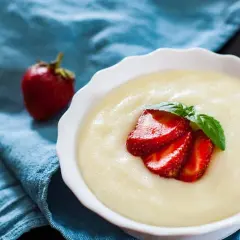 Gładka kaszka, czyli semolina, podana z truskawkami i miętą. Pyszne śniadanie, które rozwieje wątpliwości, semolina co to jest.