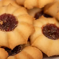 Pyszne ciasteczka kruche babci z dżemem. Idealne do kawy i herbaty.