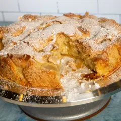 Pyszne, ekspresowe ciasto z jabłkami, posypane cukrem pudrem, czeka na spróbowanie.