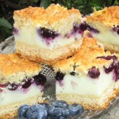 Szybkie ciasto z borówkami i budyniem, z chrupiącą kruszonką, wygląda pysznie. Idealne na deser.
