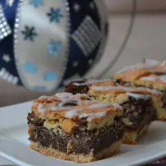 Pyszny makowiec z jabłkami z gotowej masy makowej, polany lukrem. Idealny na święta!