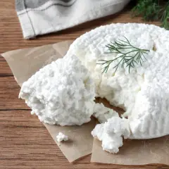 Domowy twaróg z mleka krowiego, pyszny i świeży, gotowy do jedzenia.