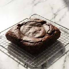 Idealny brownie, właśnie wystygł. Chcesz wiedzieć, jak zrobić brownie? Ten przepis jest dla Ciebie!