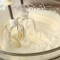 Ubity krem śmietankowy do tortu bez mascarpone, przygotowywany mikserem w szklanej misie. Idealna konsystencja na puszyste ciasto.