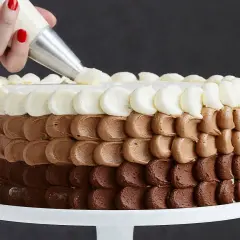 Dekorowanie tortu prawdziwym kremem czekoladowym do tortu. Warstwy kremu w odcieniach brązu i bieli tworzą efekt ombre.