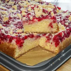 Prosty przepis na ciasto drożdżowe na dużą blachę z malinami i kruszonką. Idealne na deser!