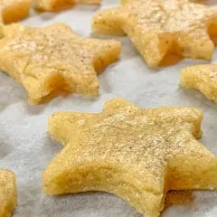 Gwiazdki z ciasta maślanego, gotowe do pieczenia. Szybkie ciasteczka maślane, które zachwycą każdego.