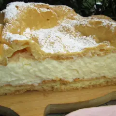 Kawałek karpatki z kremem, posypana cukrem pudrem. Ten stary przepis na karpatkę to prawdziwy rarytas.