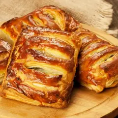 Złociste, pieczone paszteciki z ciasta francuskiego, idealne na przekąskę. Dowiedz się, jak zrobić ciasto francuskie!