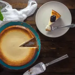 Idealny sernik piec z termoobiegiem, z porcją na talerzyku i widelcem.