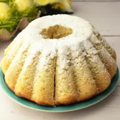 Najłatwiejsza babka drożdżowa, puszysta i lekka, posypana cukrem pudrem. Idealna na Wielkanoc, obok żółtych jajek w zielonej trawie.