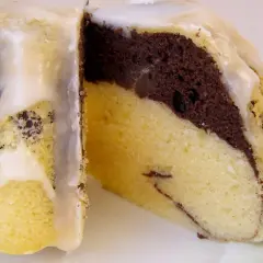 Pyszna babka gotowana z przepisu na ciasto marmurkowe, polana lukrem. Idealna na deser.