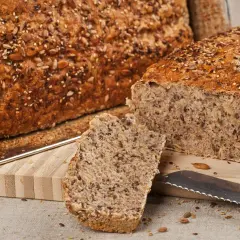Pyszny, domowy chleb żytni na drożdżach, posypany ziarnami. Idealny na kanapki, sprawdzony przepis!