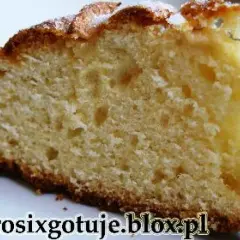 Kawałek puszystego, mega szybkiego ciasta na oleju, posypanego cukrem. Idealne na szybką przekąskę.