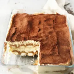 Pyszne tiramisu z mascarpone w szklanej formie, posypane kakao. Idealny sprawdzony przepis na deser.