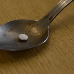 Mała biała tabletka na łyżce. Czy to sukraloza, co to jest?