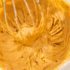 Krem z masy kajmakowej i mascarpone, ubijany mikserem, tworzy gładką, puszystą masę o pięknym, karmelowym kolorze.