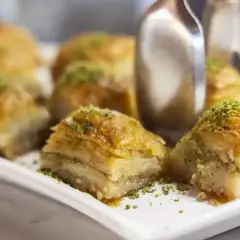 Słodka baklava, idealna na deser. Ten przepis na baklawę z pewnością zachwyci każdego.