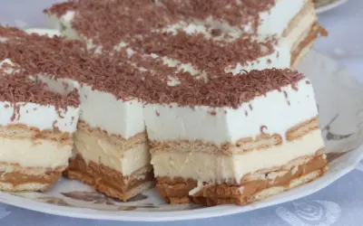 Pyszne, tanie ciasto bez pieczenia z herbatnikami, kremem i polewą czekoladową. Idealne na deser!