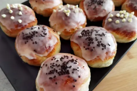Pyszne, domowe pączki z lukrem i posypką czekoladową lub białymi perełkami. Idealne na tłusty czwartek, by poczuć się fit!