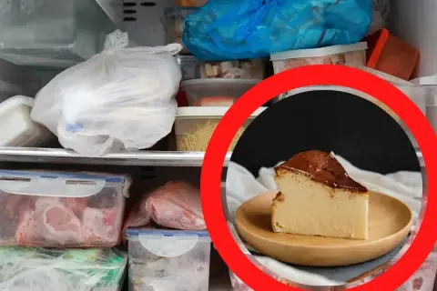Kawałek pysznego sernika na talerzyku, otoczony przez zamrożone jedzenie w zamrażarce. Czy sernik można zamrozić? Tak, i wygląda pysznie!