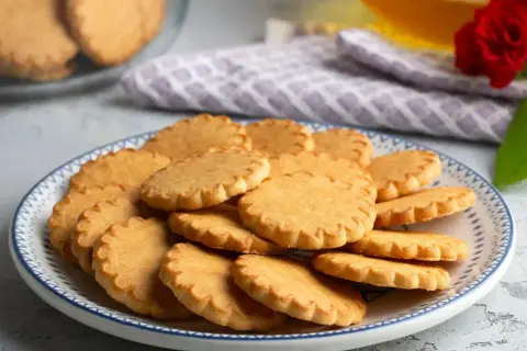 Stosik pysznych, szybkich kruchych ciasteczek na talerzu. Idealne do kawy lub herbaty.