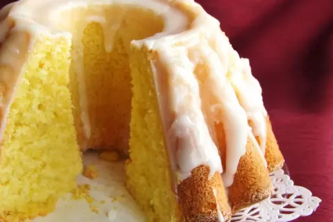 Babka cytrynowa bardzo wilgotna mniam, z lukrem spływającym po żłobieniach. Idealna na deser.